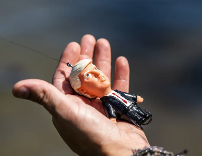 THE TRUMP TOPWATER FISHING LURE